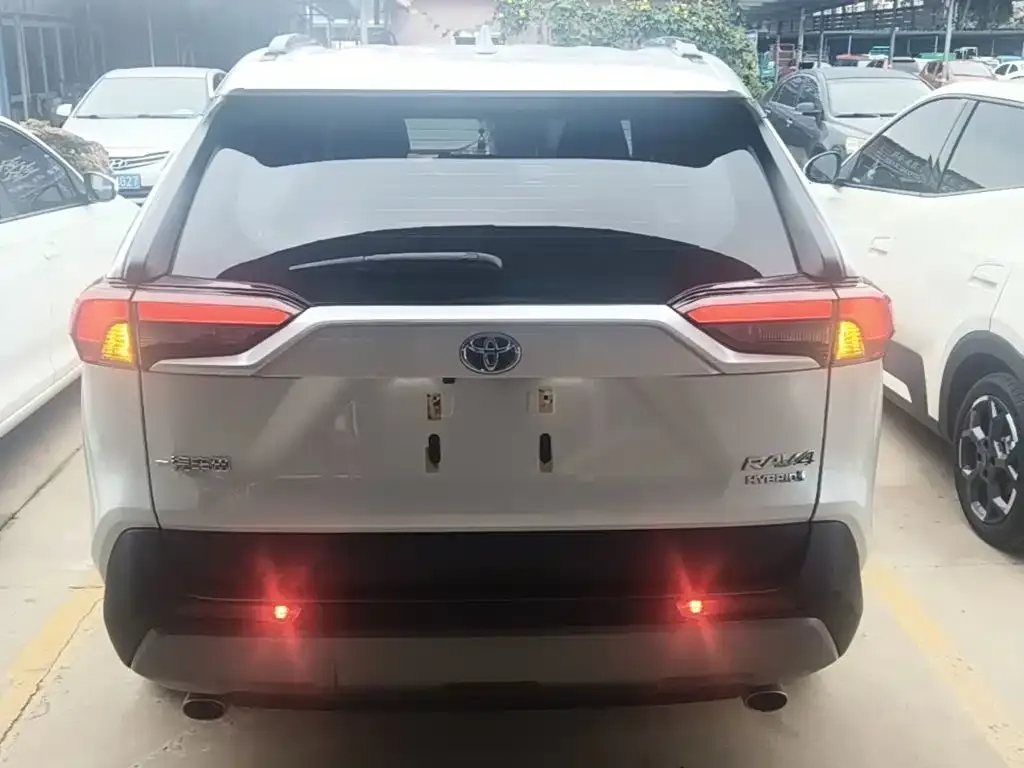 Toyota RAV4 — фото 10