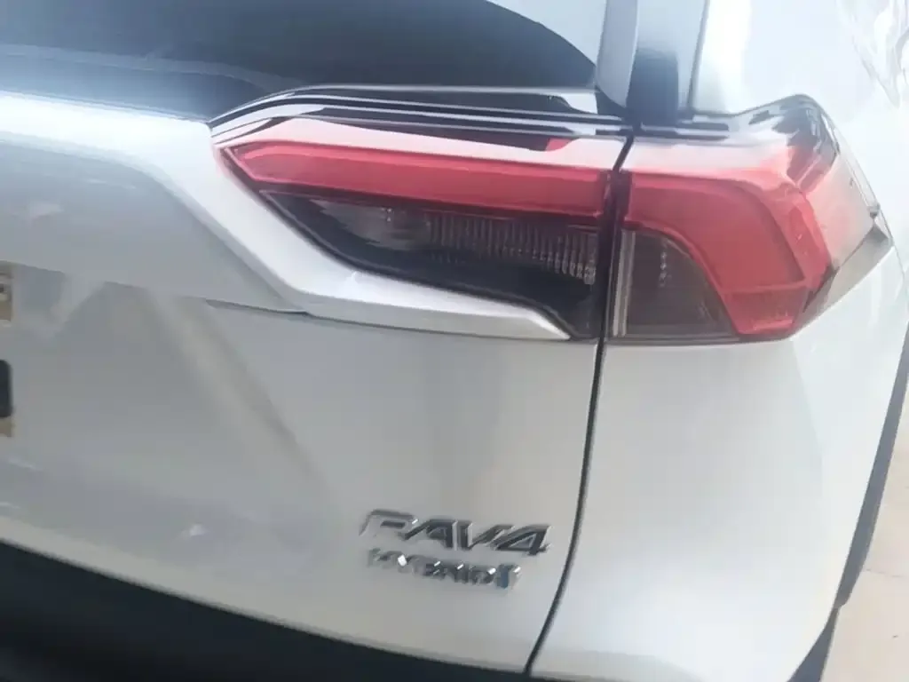 Toyota RAV4 — фото 2