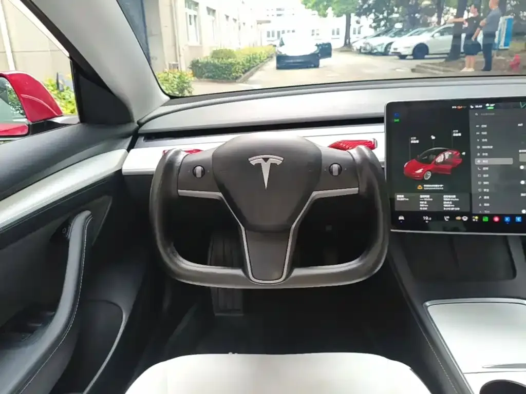 Tesla Model 3 — фото 9