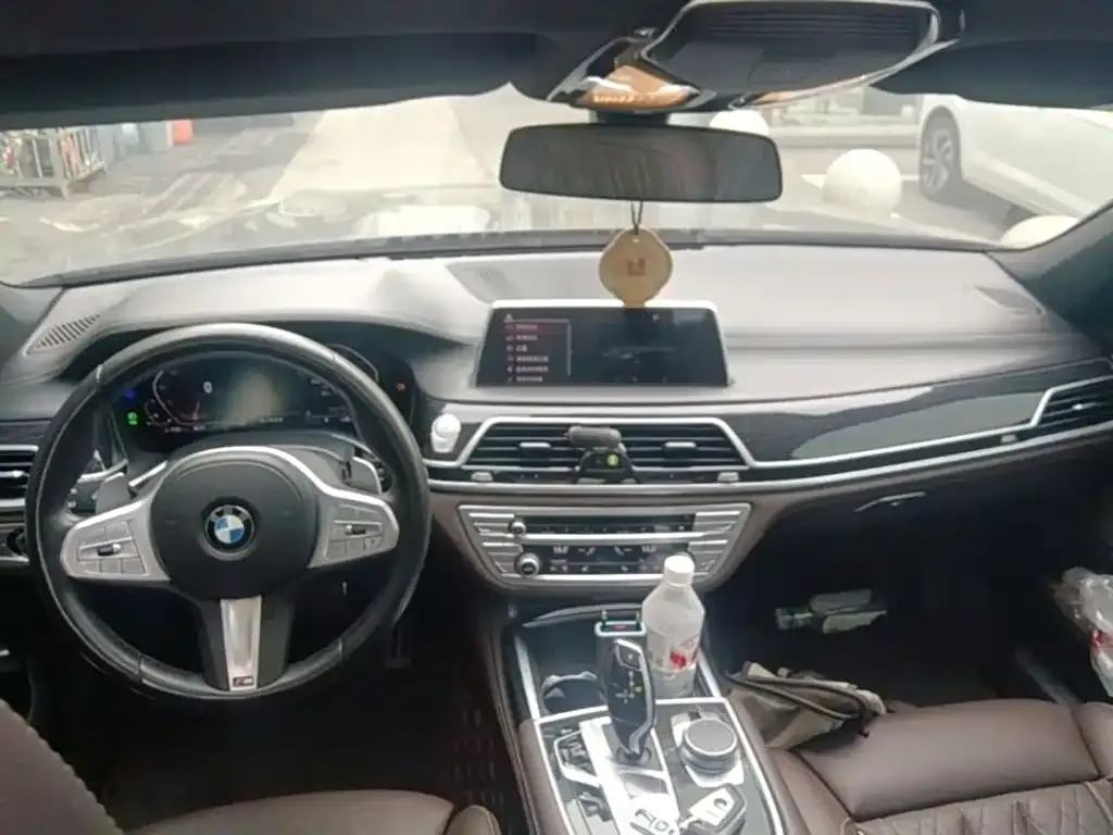 BMW 7 Series — фото 10