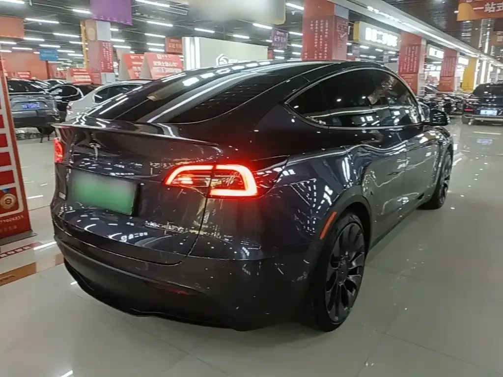 Tesla Model Y — фото 10