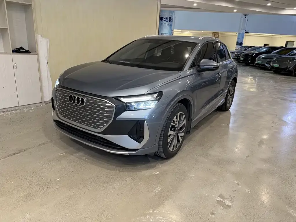 Audi Q4 e-tron — фото 1