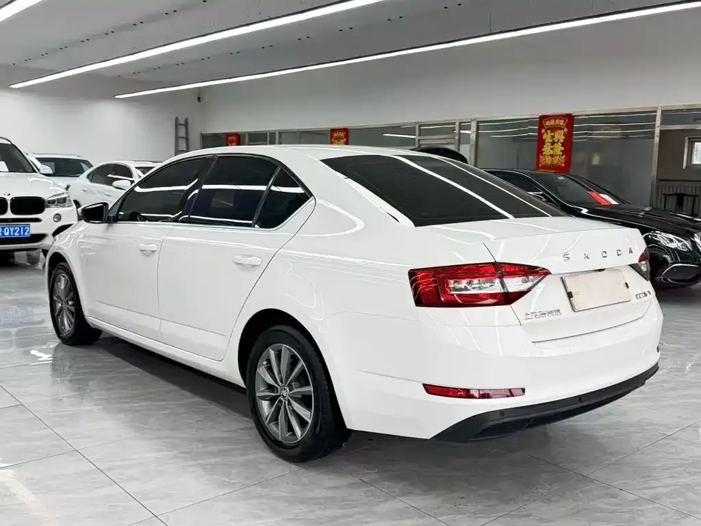 Skoda Octavia — фото 2