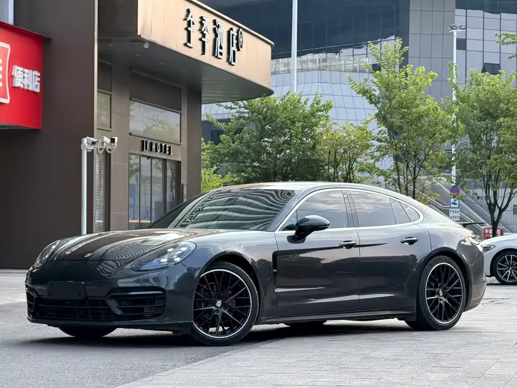 Porsche Panamera — фото 1
