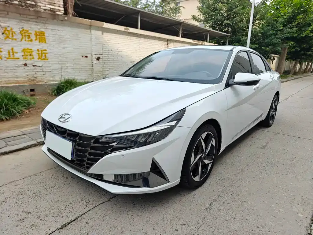 Hyundai Elantra — фото 1