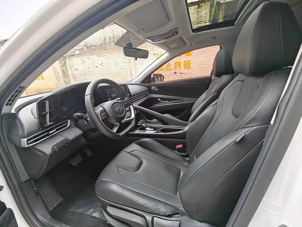 Hyundai Elantra — фото 2