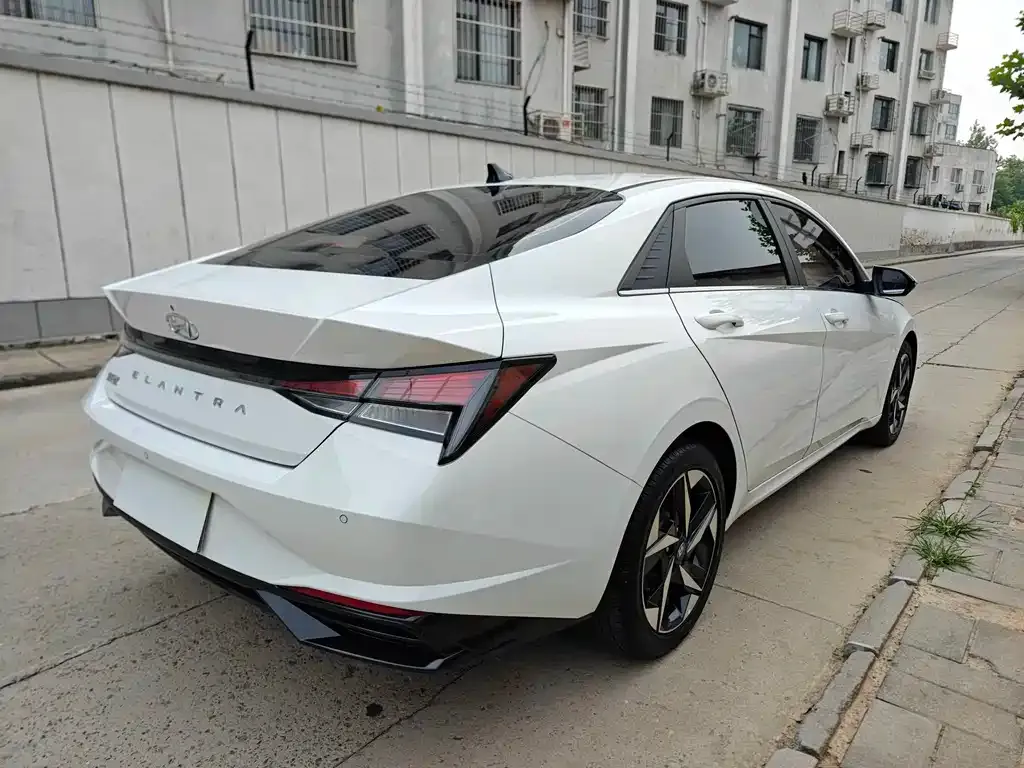 Hyundai Elantra — фото 7