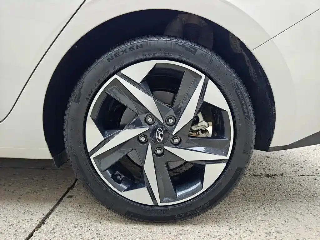 Hyundai Elantra — фото 4