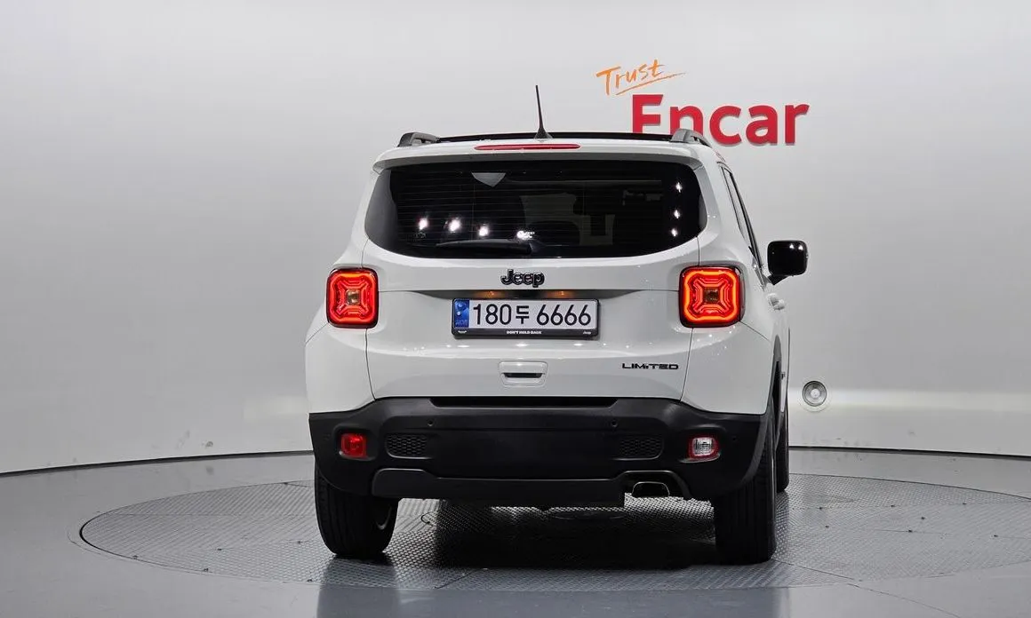 Jeep Renegade — фото 10