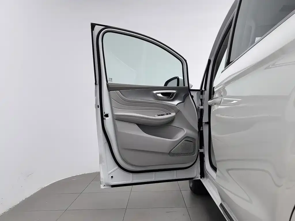 Roewe iMAX8 New Energy — фото 4