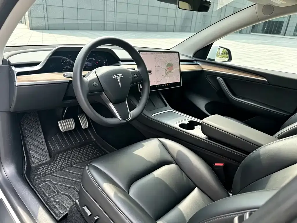 Tesla Model Y — фото 10