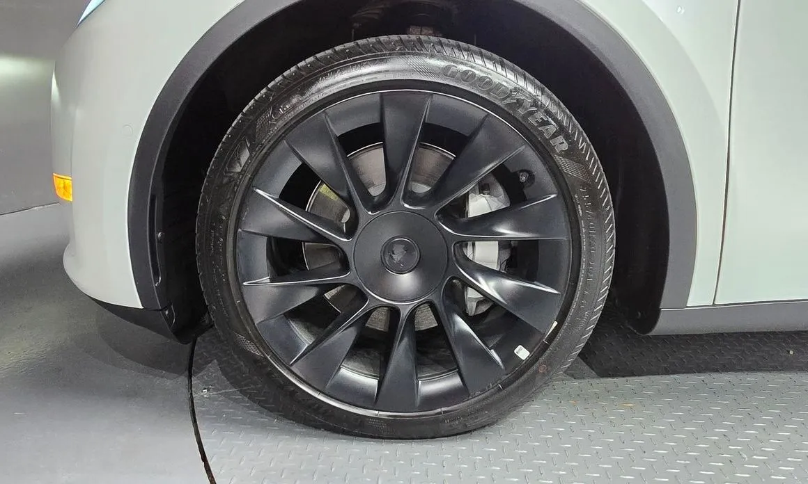 Tesla Model Y — фото 8