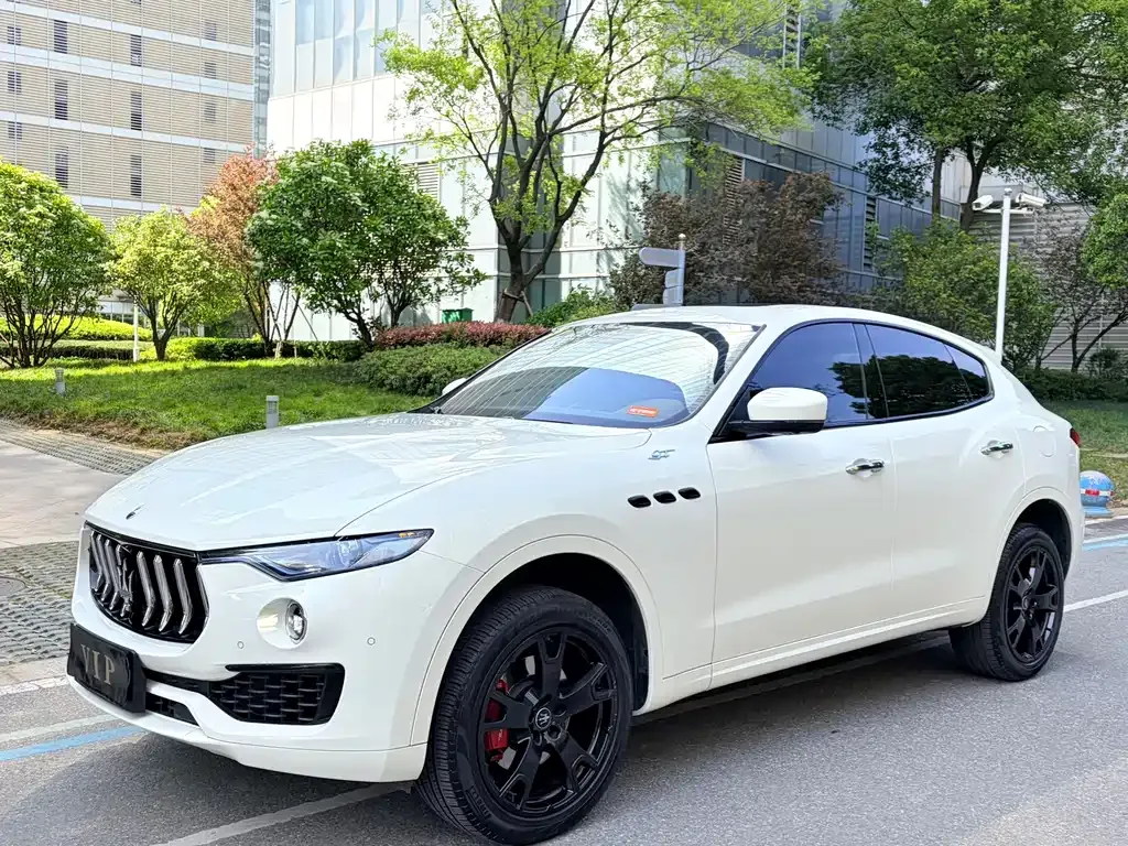 Maserati Levante — фото 1