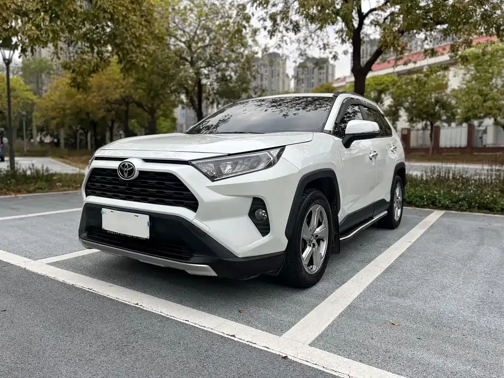 Toyota RAV4 — фото 1