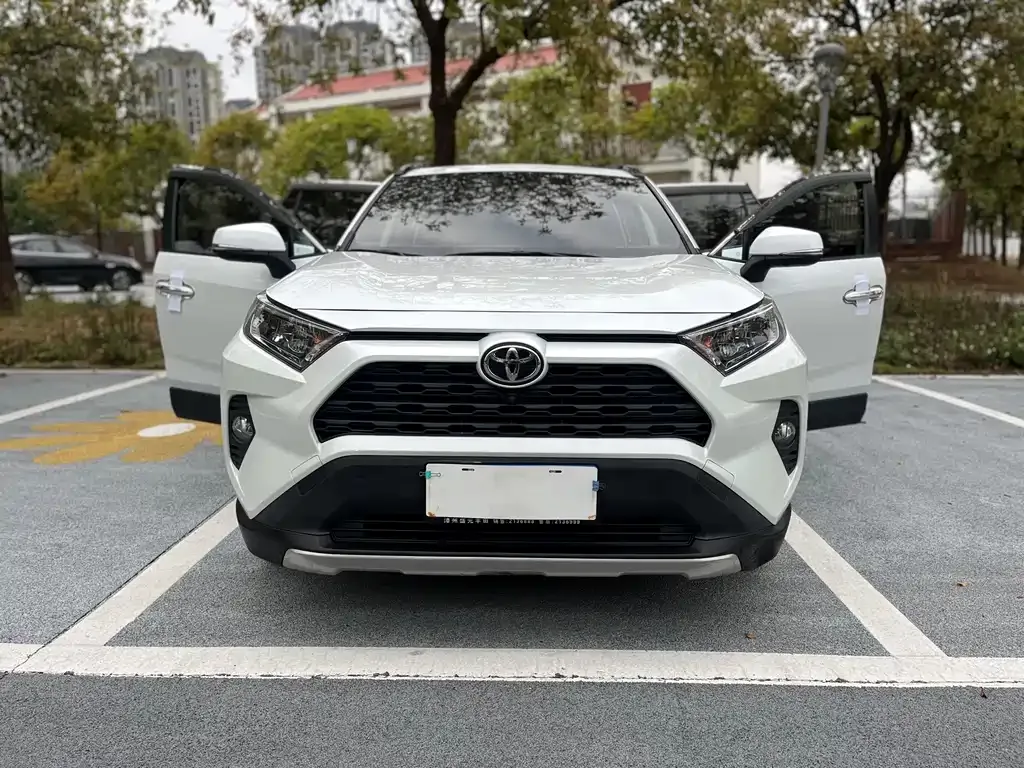 Toyota RAV4 — фото 7