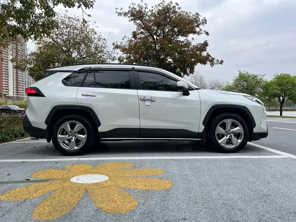 Toyota RAV4 — фото 9