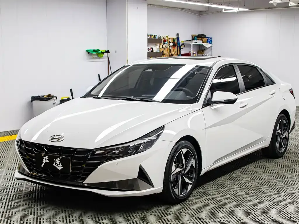 Hyundai Elantra — фото 1