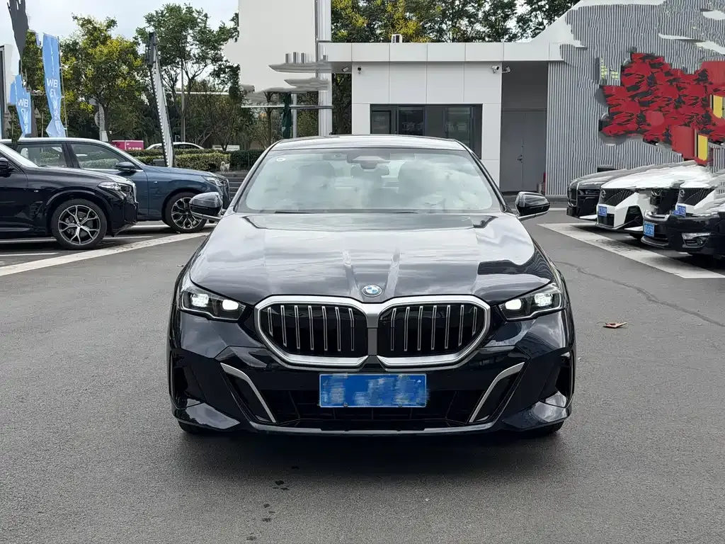 BMW 5 Series — фото 1
