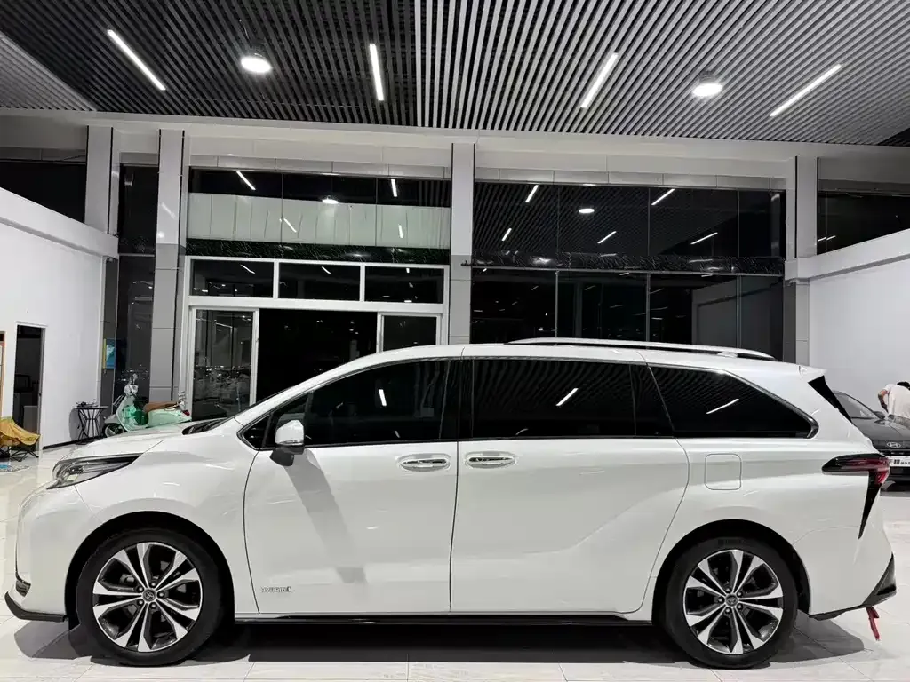 Toyota Granvia — фото 3