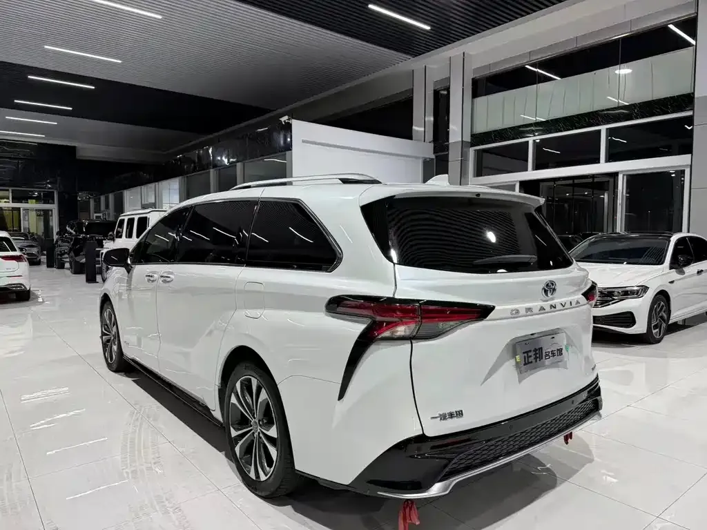 Toyota Granvia — фото 6