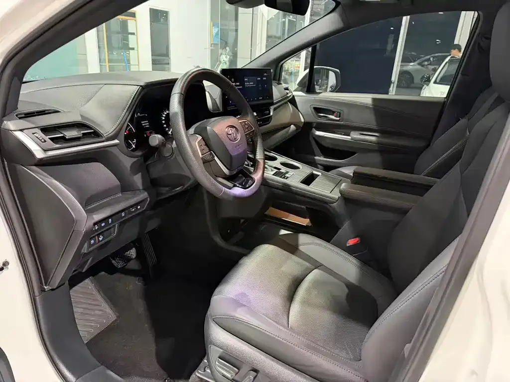 Toyota Granvia — фото 4