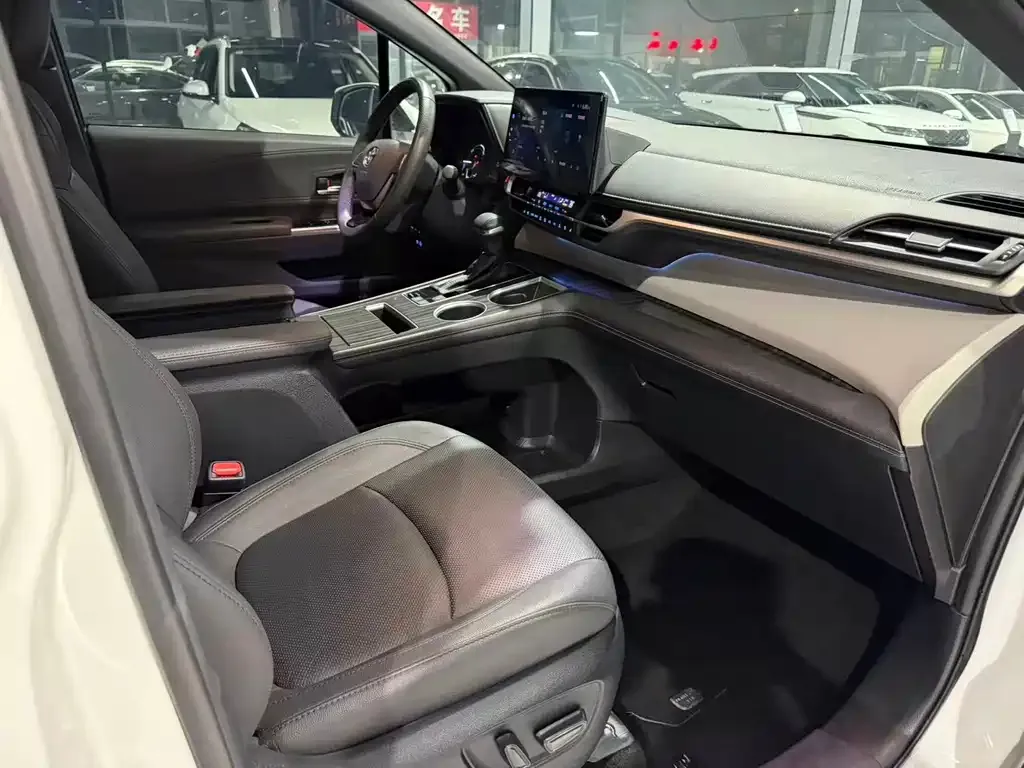 Toyota Granvia — фото 7