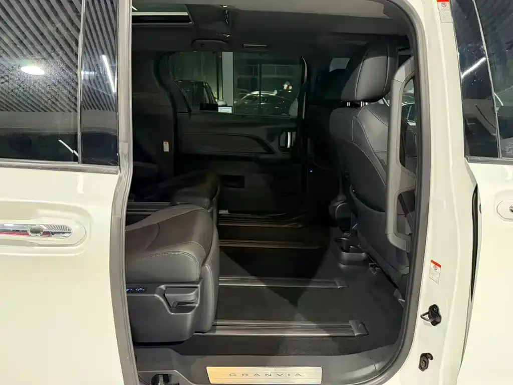 Toyota Granvia — фото 2