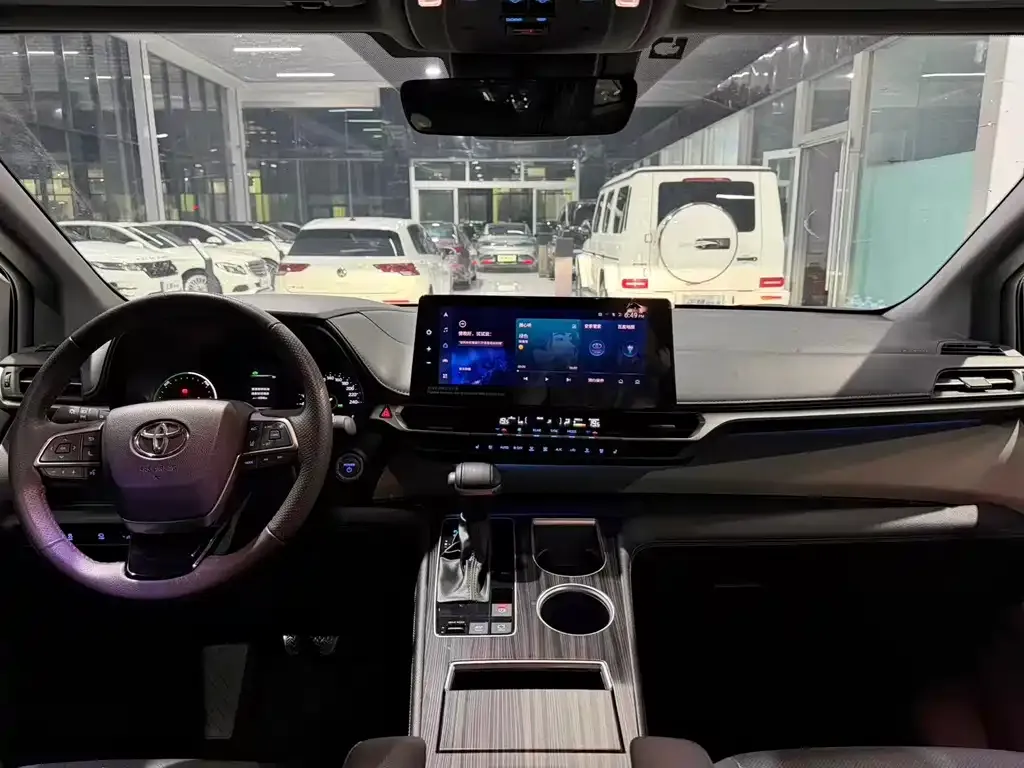 Toyota Granvia — фото 5