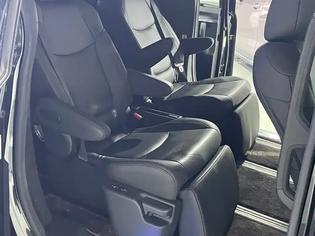 Toyota Sienna — фото 8