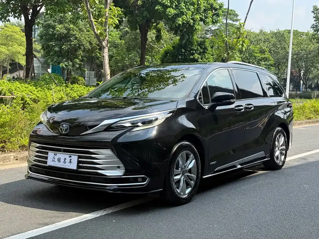 Toyota Sienna — фото 1