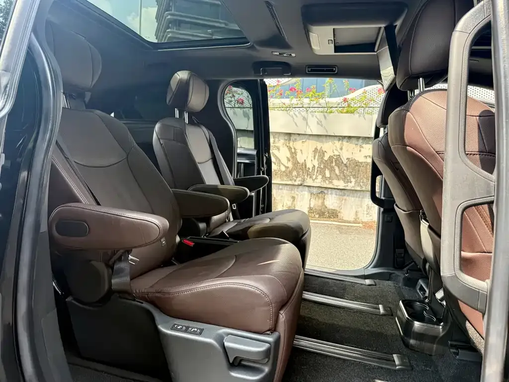 Toyota Sienna — фото 4