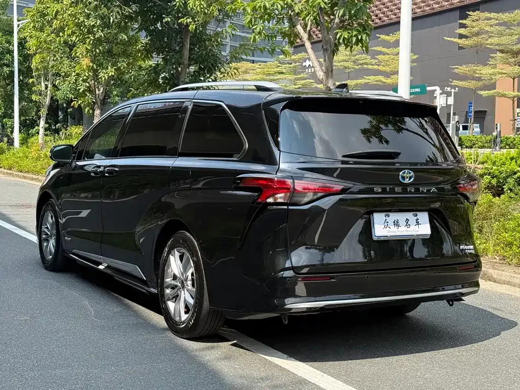 Toyota Sienna — фото 10
