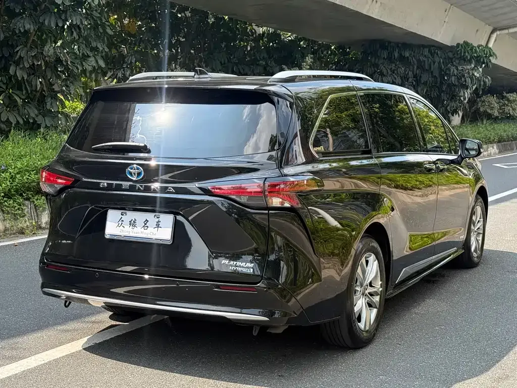 Toyota Sienna — фото 5