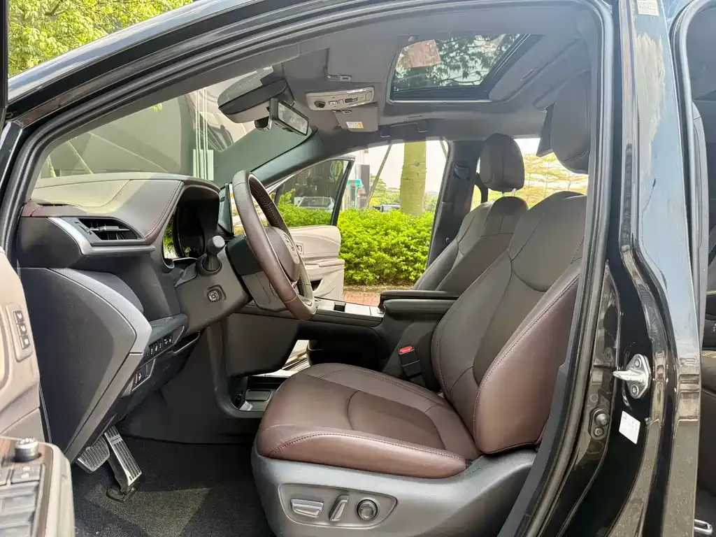 Toyota Sienna — фото 7
