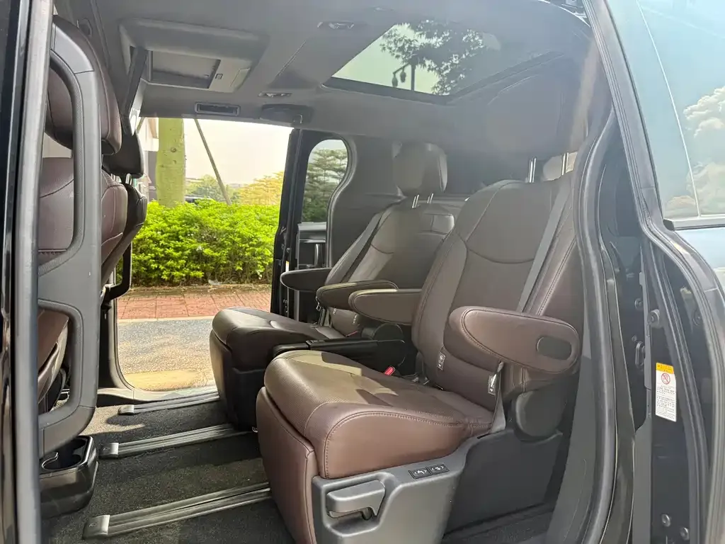 Toyota Sienna — фото 3