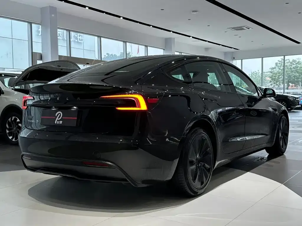 Tesla Model 3 — фото 4