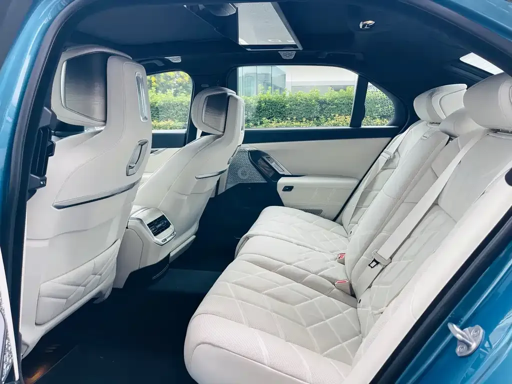 BMW i7 — фото 8