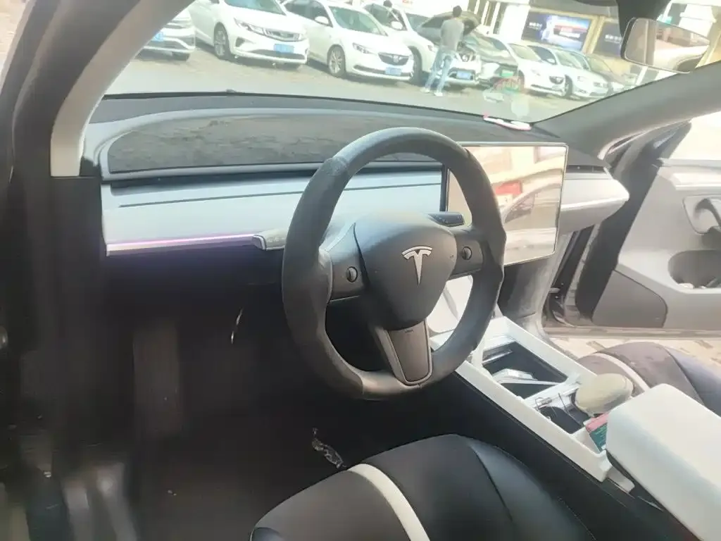 Tesla Model Y — фото 8