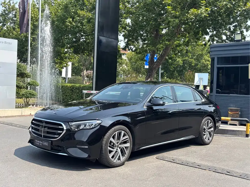 Mercedes-Benz E-Class — фото 1