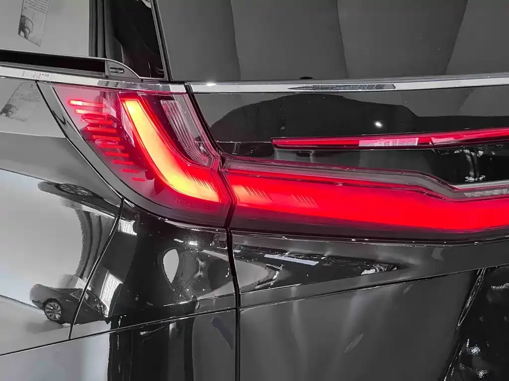 Lexus LM — фото 3