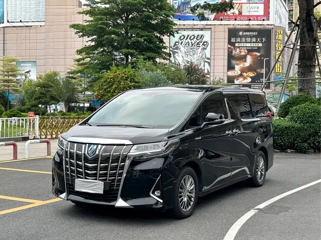 Toyota Alphard — фото 1
