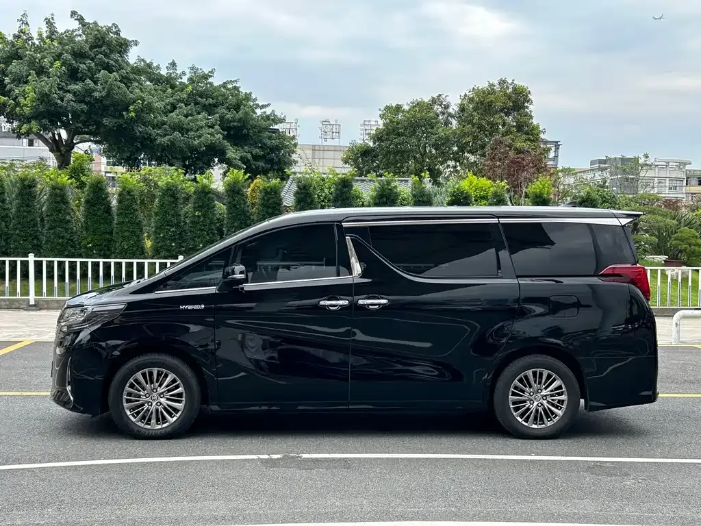 Toyota Alphard — фото 7
