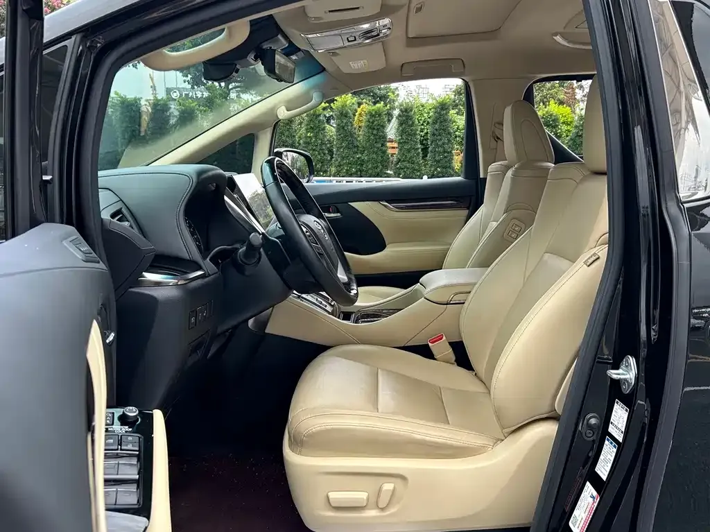 Toyota Alphard — фото 2