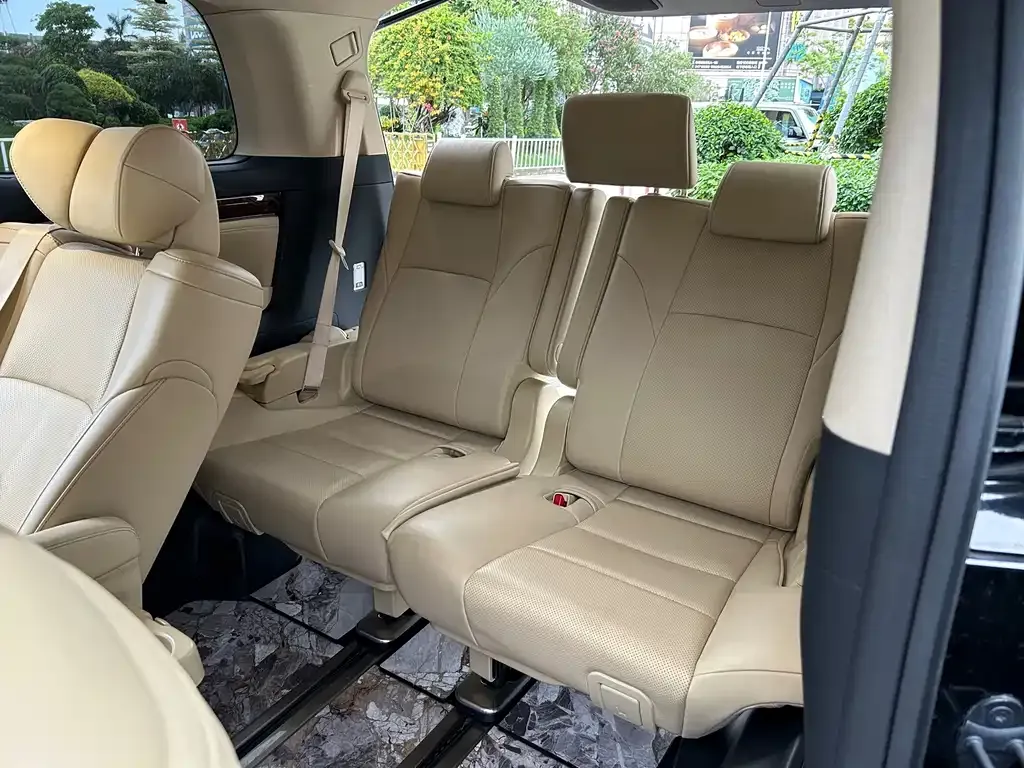 Toyota Alphard — фото 8