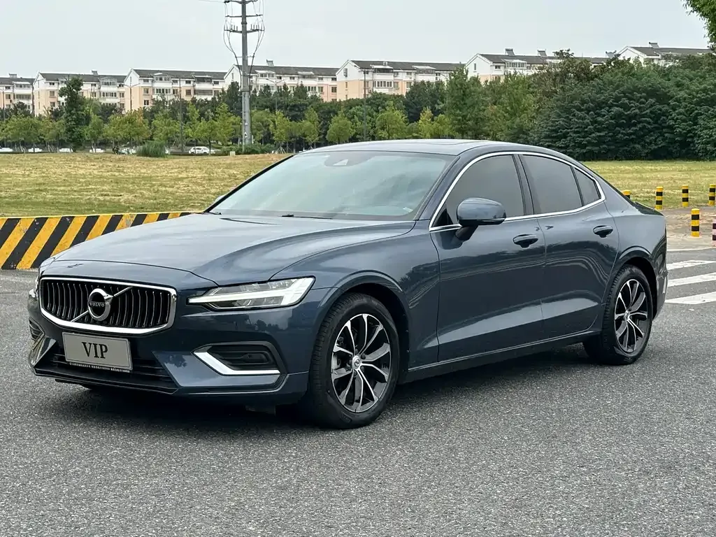 Volvo S60 — фото 1