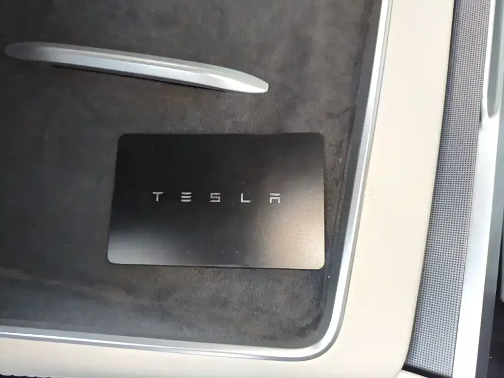 Tesla Model Y L — фото 2