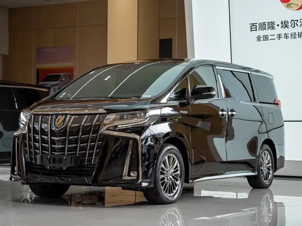 Toyota Alphard — фото 1
