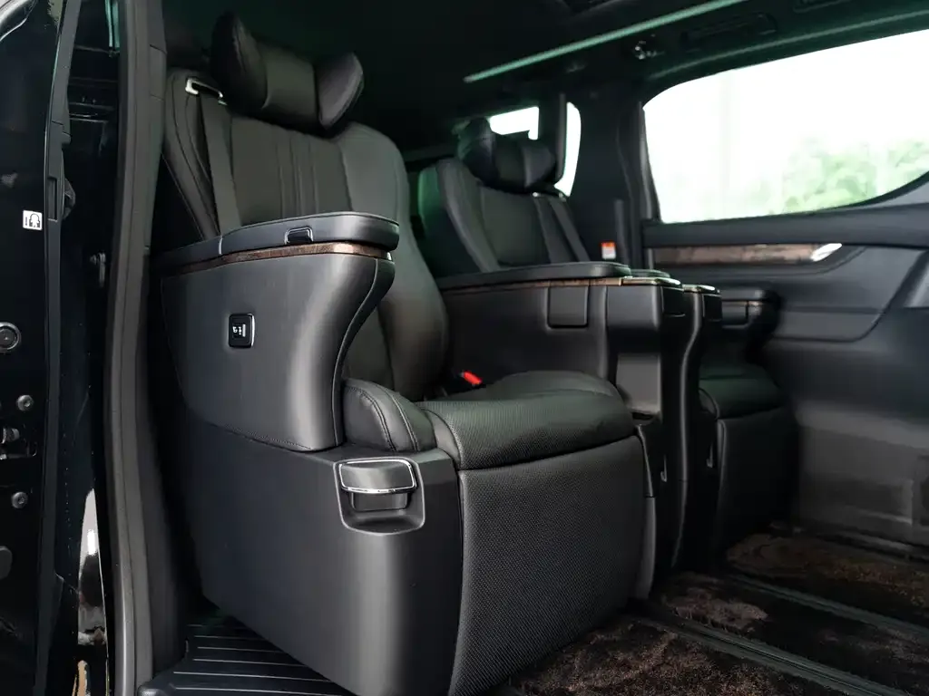 Toyota Alphard — фото 10