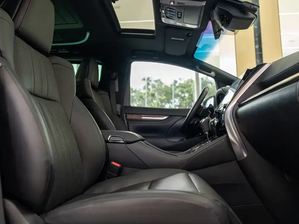Toyota Alphard — фото 2