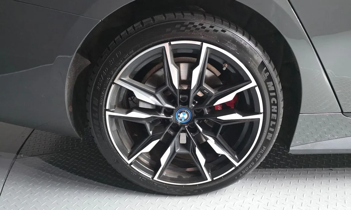 BMW i4 — фото 9